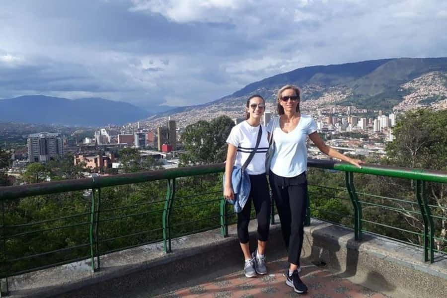 4-Hour Medellin, Envigado & Sabaneta Three County Tour - Sabaneta’s plaza and the buñuelo moment: snacks + movie trivia
