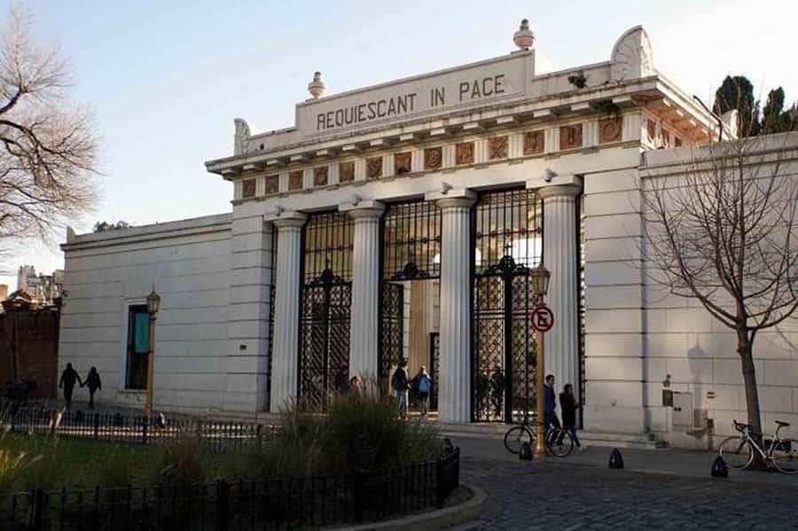 5hs Small Group City Tour of Buenos Aires with Street Food - Languages, guide Q&A, and how to get the most out of your questions