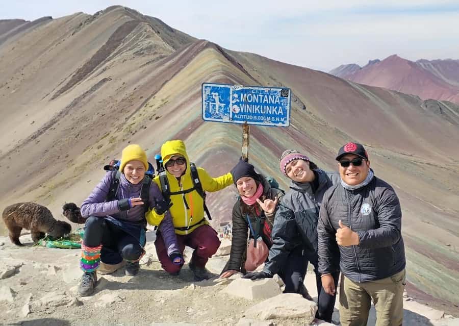 7 Colors Mountain Tour + Red Valley - Day at a glance: 4:00 a.m. pickup to 5:30 p.m. return