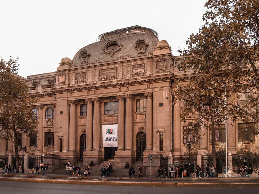 An Architect's Tour of Downtown Santiago - Plaza Baquedano to La Moneda: A Simple Route With Big City Meaning