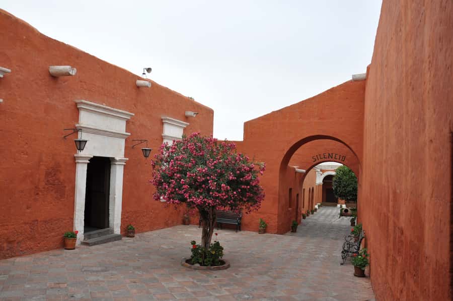 Arequipa: City Tour and Santa Catalina Monastery - Plaza de Armas Time: Fast Orientation and Real-Life Energy