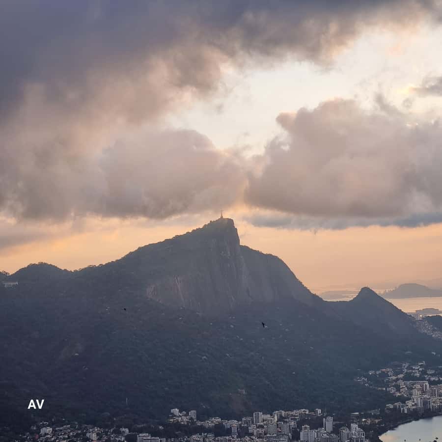 AVenturismo 2 Irmãos hill + Vidigal Favela - Reaching the 2 Irmãos peak: cinematic views over city and coast