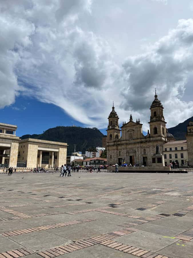 Bogotá: Candelaria Tour with Cacao and Coffee Workshop - Entering La Candelaria: meet at Plazoleta del Rosario