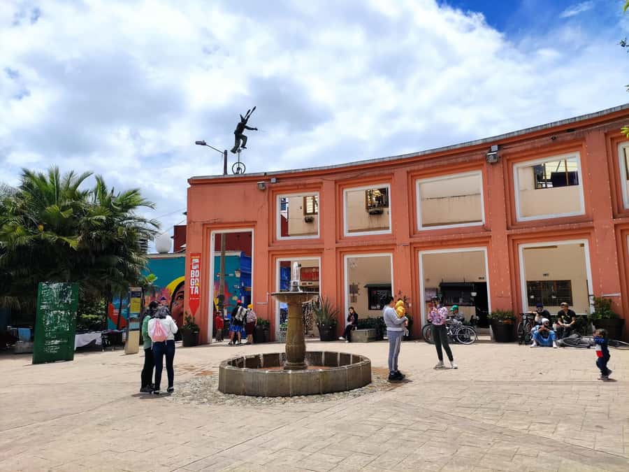 Bogotá: Candelaria Tour with Cacao and Coffee Workshop - The cacao and coffee shop stop: where flavor replaces facts