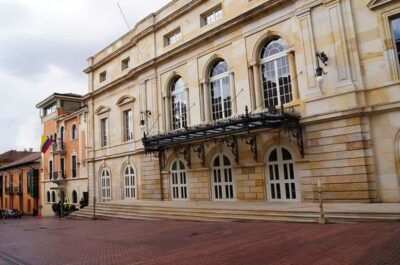 Bogota : Must-See Sites Walking Tour With a Guide - Chorro de Quevedo Square and the old streets that teach you Bogotá