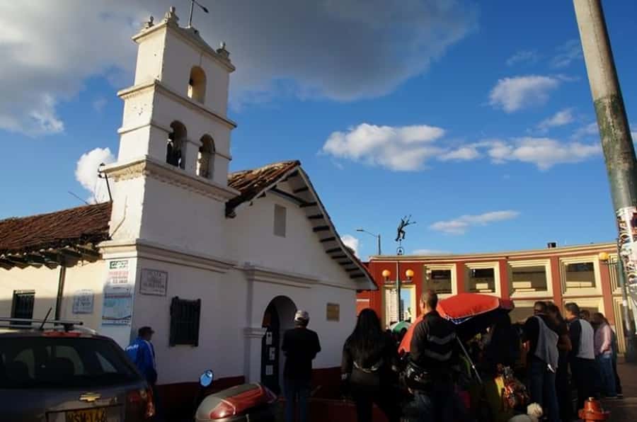 Bogota : Must-See Sites Walking Tour With a Guide - A market for fruit and a cozy café for Colombian coffee
