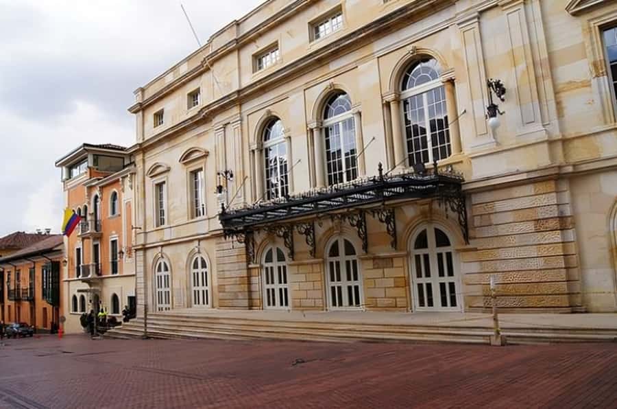 Bogota : Must-See Sites Walking Tour With a Guide - Chorro de Quevedo Square and the old streets that teach you Bogotá
