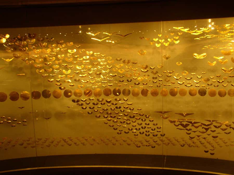 Bogotá: Private Candelaria Walking Tour and Gold Museum - La Candelaria streets near Plaza de Bolívar: history you can walk through