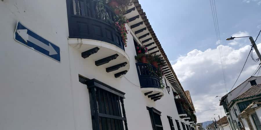Bogotá: Villa de Leyva Full-Day Tour with Meals - Pozos Azules: the mineral pools and the color trick