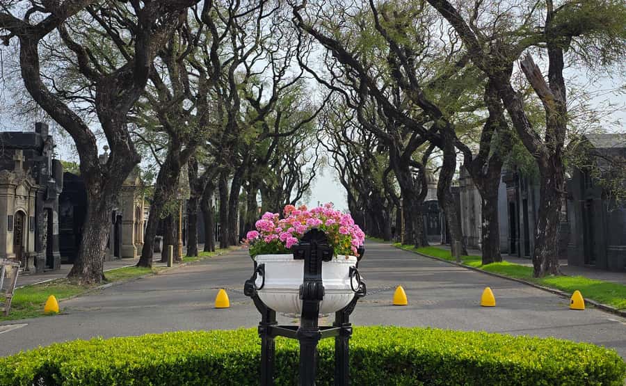 Buenos Aires: Chacarita, The Largest Cemetery In Argentina - Commonwealth War Graves Buenos Aires: A Solemn Shift