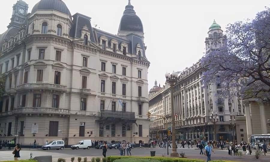 Buenos Aires : Highlights Walking Tour With A Guide - Plaza de Mayo and Casa Rosada: Getting Oriented in Argentina’s Center