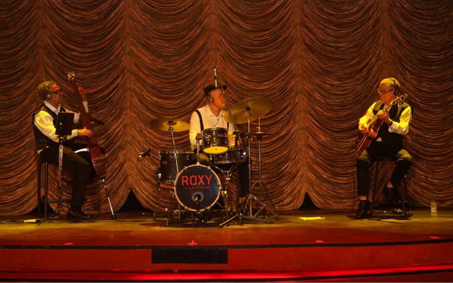 By Night Tour: Roxy Dinner Show & Transfer - Who this works best for (and who may be disappointed)