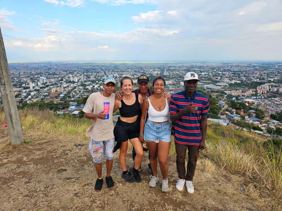 Cali: Comuna 20 Siloé Street Art Tour - Walking the hillside: views and photo stops that actually help