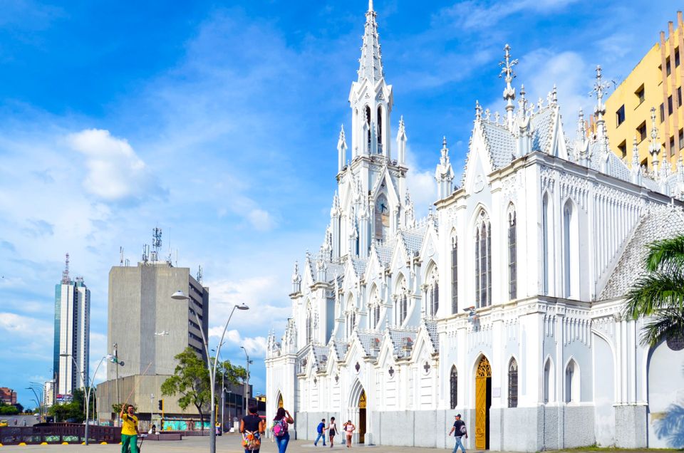 Cali: Three hours walking Cali City discovery tour - Parque del Peñon Start: Meet by the Fountain, Then Head for the River