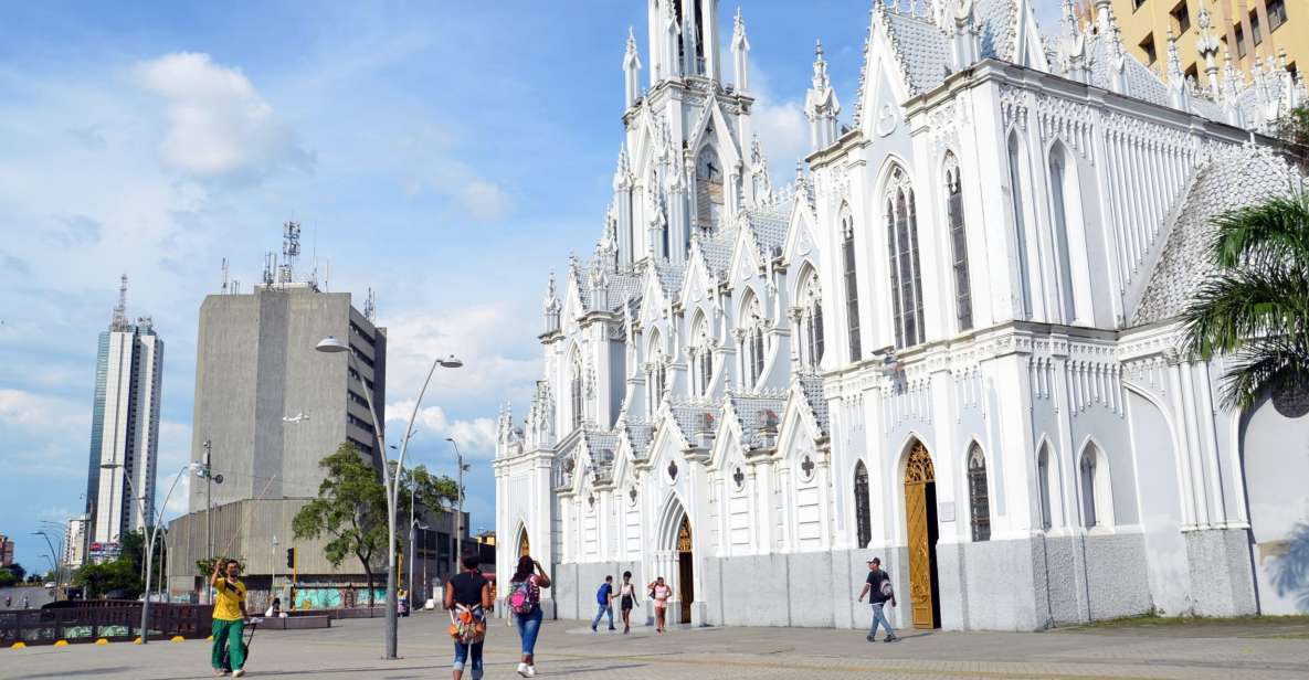 Cali: Two hours walking Cali City discovery tour - Calima Gold Museum and Plaza de Caicedo: history in one focused stretch