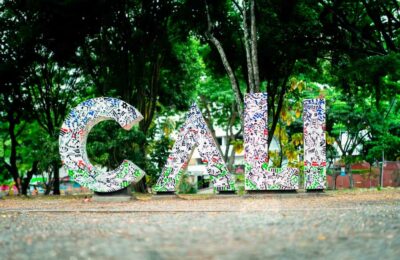 Cali: Walking tour of the historic center - Jairo Varela Plaza to the historic core: a cultural warm-up on foot