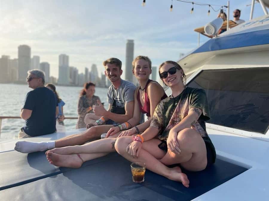 Cartagena: 4-course Culinary Experience aboard a catamaran - The 1.5-Hour Bay Tour: Illuminated Views, Slow Sailing, and Photo-Friendly Lighting