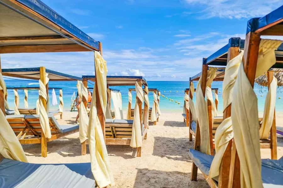 Cartagena: 5 Rosario Islands, Full party with drinks, Snorkeling and lunch - Isla Grande Snorkeling and the Pablo Escobar Plane Photo Moment