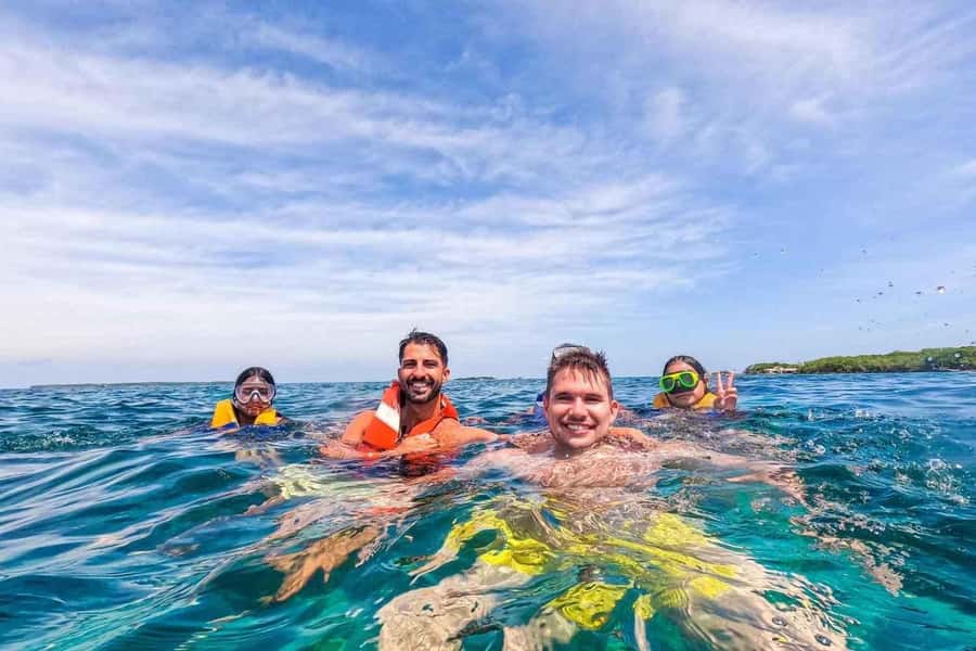 Cartagena: 5 Rosario Islands, Full party with drinks, Snorkeling and lunch - Snorkeling Comfort, Vendor Pressure, and How to Stay in Control