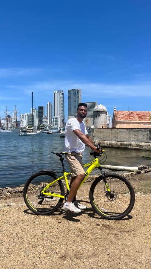 CARTAGENA: BIKE RIDE WITH LUNCH AT BOURDAIN'S FAVORITE SPOT - Cartagena Bay and San Sebastián Fort energy without the long hike