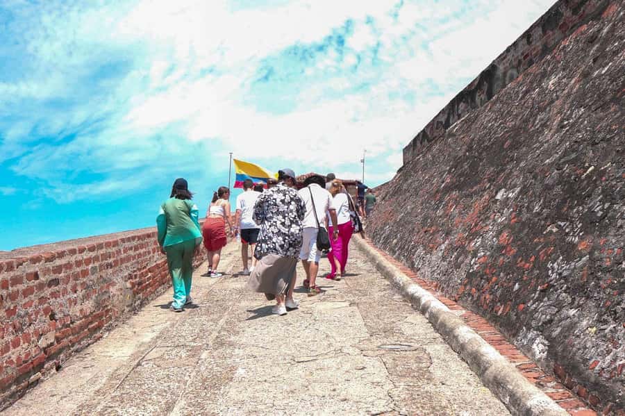 Cartagena: BILINGUAL CITY TOUR San Felipe Castle & Old city - Who should book this tour (and who should skip it)