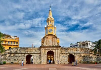 Cartagena: BILINGUAL CITYTOUR + SAN FELIPE CASTLE & Old city - Chiva ride logistics: where you meet and how the day starts