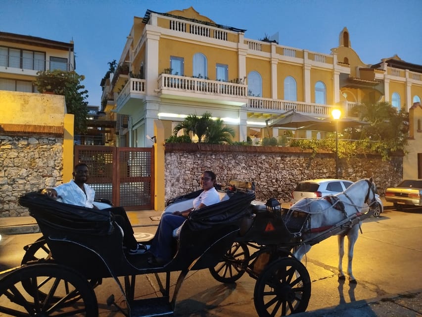 Cartagena: COLLONIAL HORSE DRAWN CARRIAGE by THE OLD CITY - The bilingual guide and photo help that make it feel easy