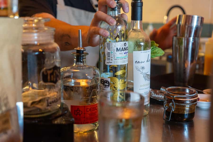 Cartagena: Colombian Cocktail Masterclass - Snacks and water: the small thing that makes the whole class better