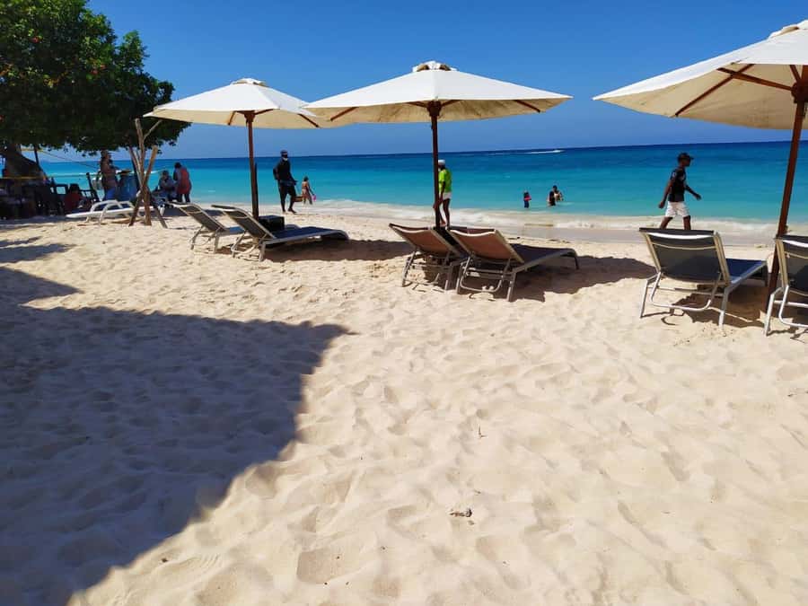 Cartagena de Indias: Pasadia 5 Islas del rosario and Baru boat trip - Isla Grande Stop: Cocktail, Swimming, Hiking Time, and Food Tasting