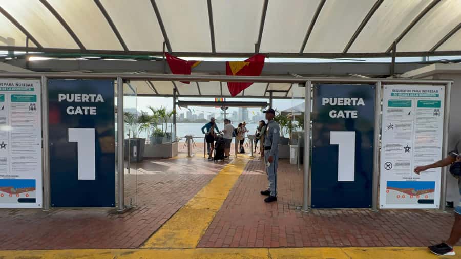 Cartagena de Indias: Pasadia 5 Islas del rosario and Baru boat trip - Cholón Island (75 Minutes): Clear Water Break and a Vendor Reality Check