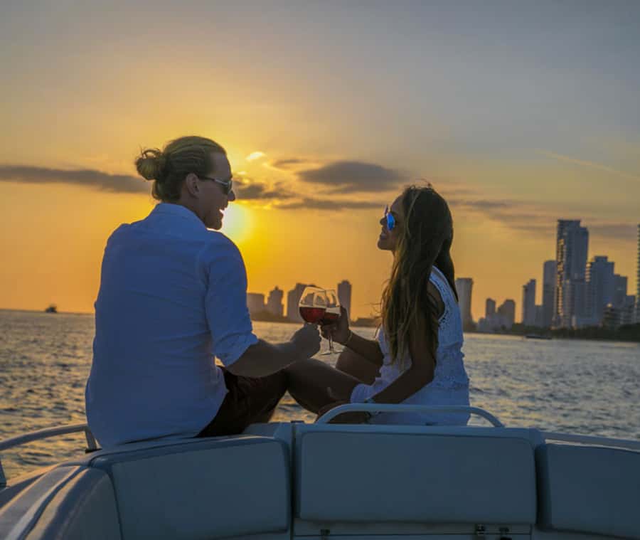 Cartagena: Dinner on a boat while you sail through the Bay - Entering The Cartagena Bay Boat Dinner Experience