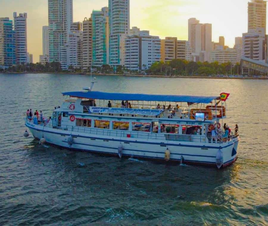 Cartagena: Dinner on a boat while you sail through the Bay - Welcome cocktail and the open bar: what you’re really paying for
