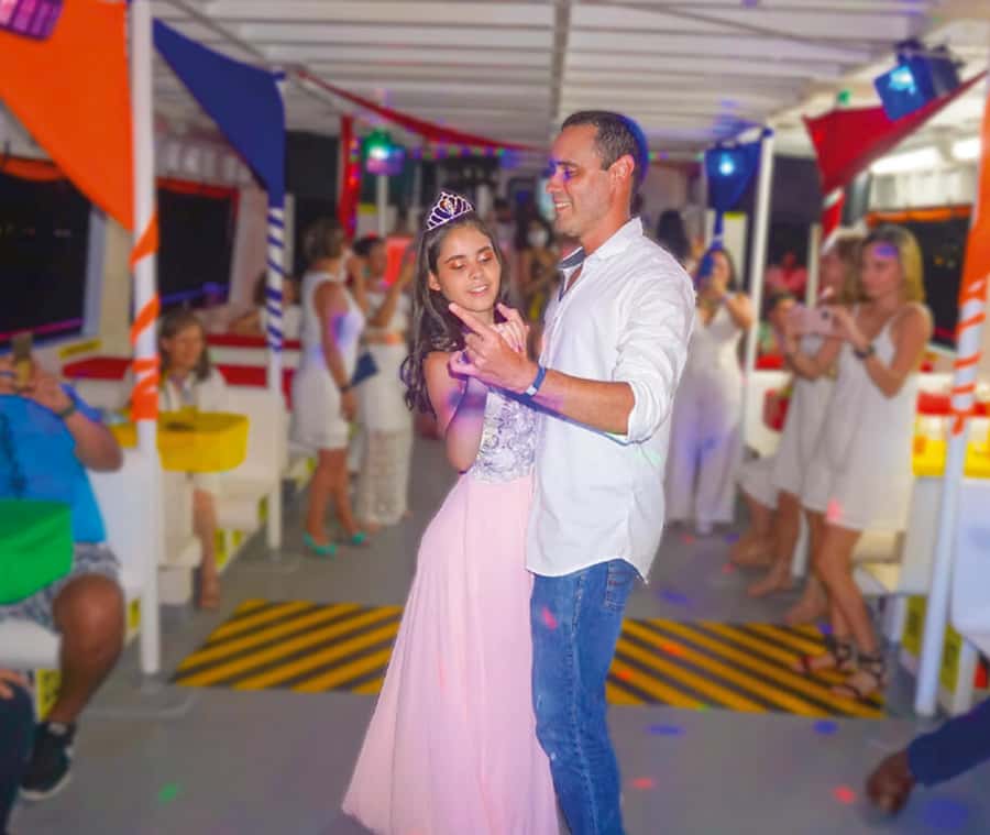 Cartagena: Dinner on a boat while you sail through the Bay - The dance show and contests: a party with a schedule