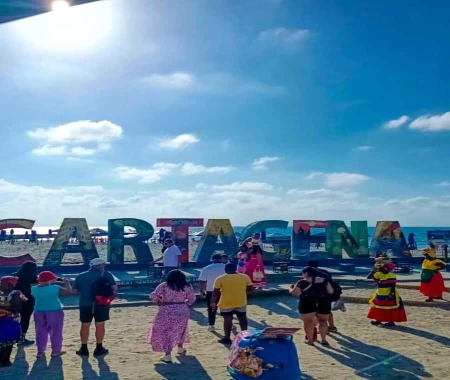 Cartagena: Explore with a city tour aboard a typical "chiva". - A chiva-style Cartagena tour that mixes views and real stops