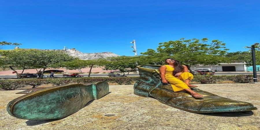Cartagena: Explore with a city tour aboard a typical "chiva". - Las Botas Viejas / Old Shoes Monument: a quirky pause with local meaning