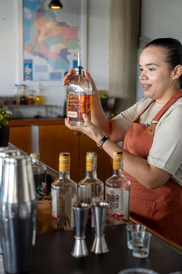 Cartagena: Express Rum and Chocolate Tasting Experience - Where the Experience Starts: Caffé Lunático and the Three Warriors Wall
