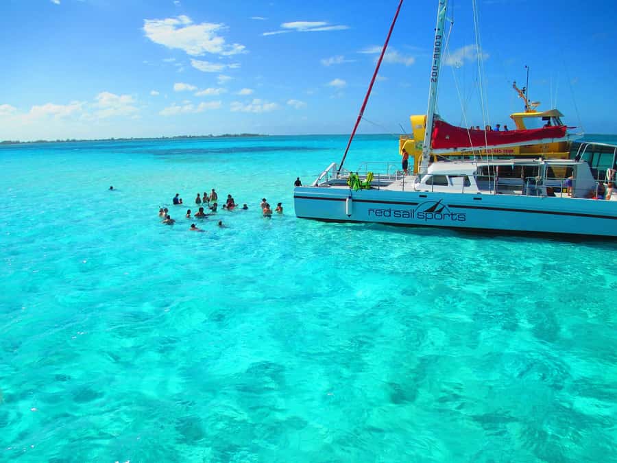 Cartagena: Party Boat to Cholon Beach with 2 Drinks & Lunch - Lunch and the fixed drink setup