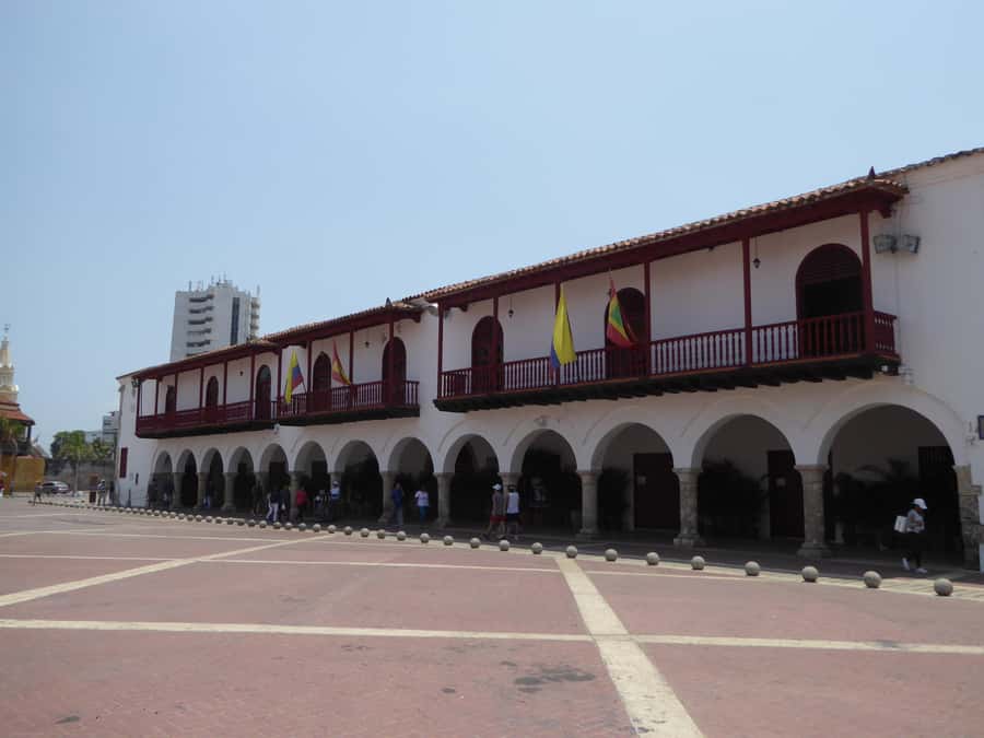 Cartagena: Private Walking Tour with German or Italian Guide - Plaza de la Proclamación and Plaza de la Aduana
