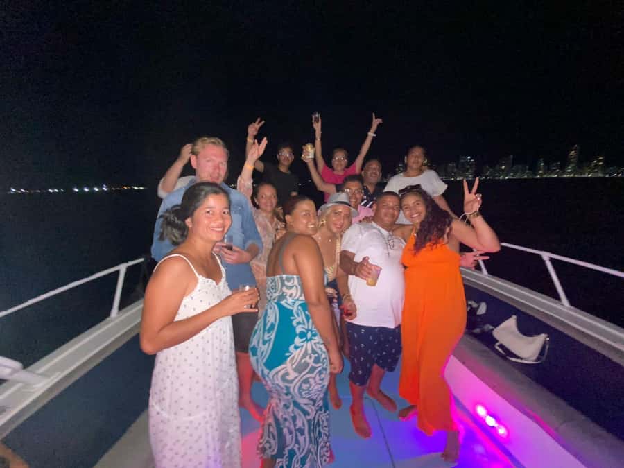 Cartagena: Speed Boat Party on the Bay with open bar - Animator + Onboard Music: Where the fun is guided (and where it can vary)