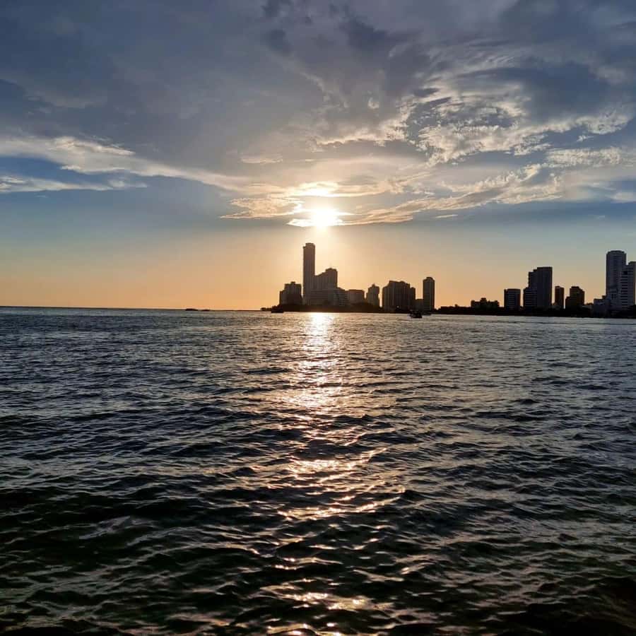 Cartagena: Sunset baytour with Dj, drinks and disco - Cruising Bahía de Cartagena: the skyline photo stop that feels new