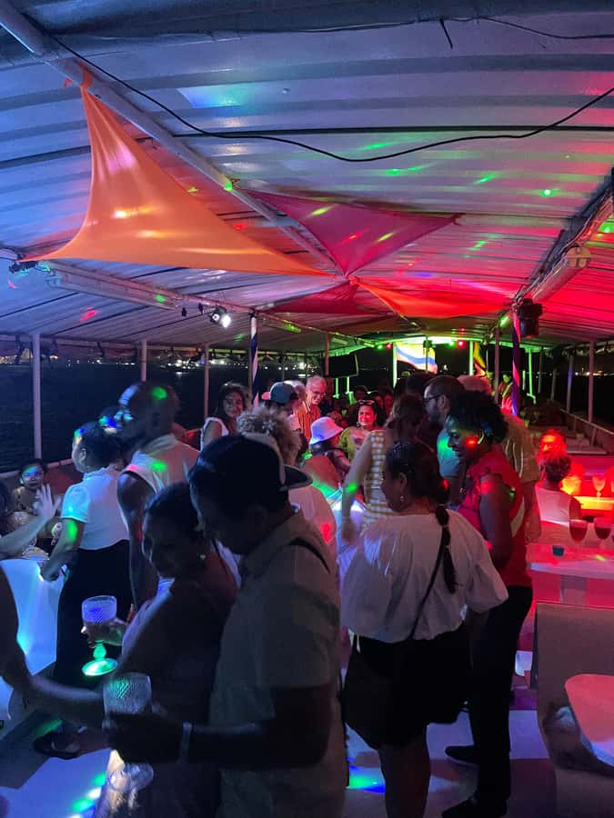 Cartagena: White Night Boat Tour with Dinner and Open Bar - Why this white-night cruise is more than just a boat ride