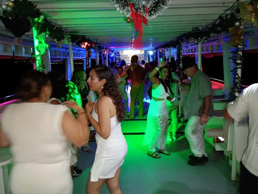 Cartagena: White Night Boat Tour with Dinner and Open Bar - Themed dance show that brings you into the action