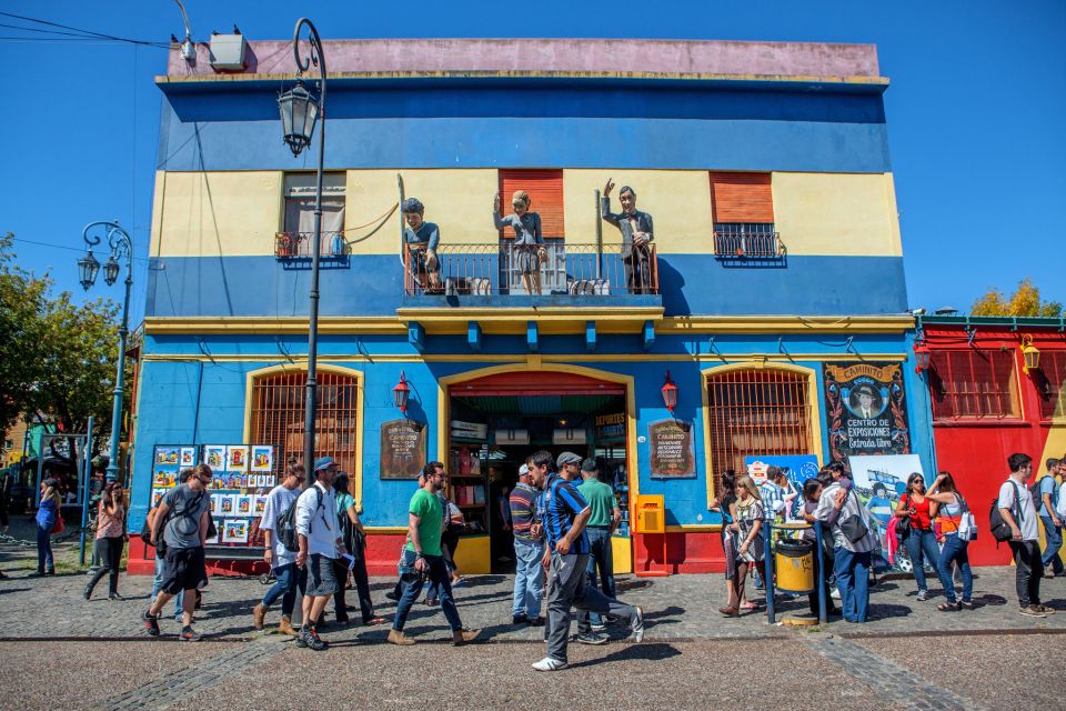 Classic City Tour of Buenos Aires: Neighborhoods and Emblems - Plaza de Mayo: the photo stop that gives you the civic story