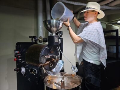 Coffee Experience with roasting show in Comuna 13 - The one-hour flow: from coffee fruit to your cup