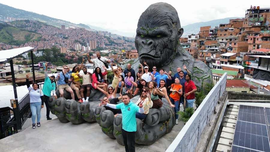 Complete Tour in Comuna 13: Graffiti, History and Street Delights - Entering Comuna 13: the real point of this graffiti tour