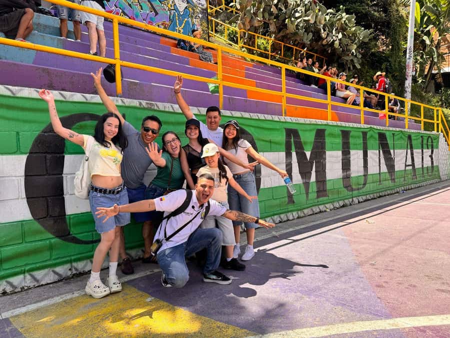 Complete Tour in Comuna 13: Graffiti, History and Street Delights - Getting in: the one-way bus ride and quick orientation