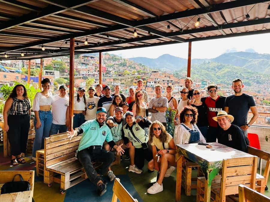 Complete Tour in Comuna 13: Graffiti, History and Street Delights - What the guides bring: clear explanations and real lived experience