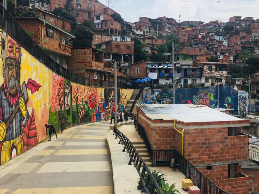 Comuna 13 and Downtown Medellín City Tour - Comuna 13: the Metro cable car ride and the graffiti story