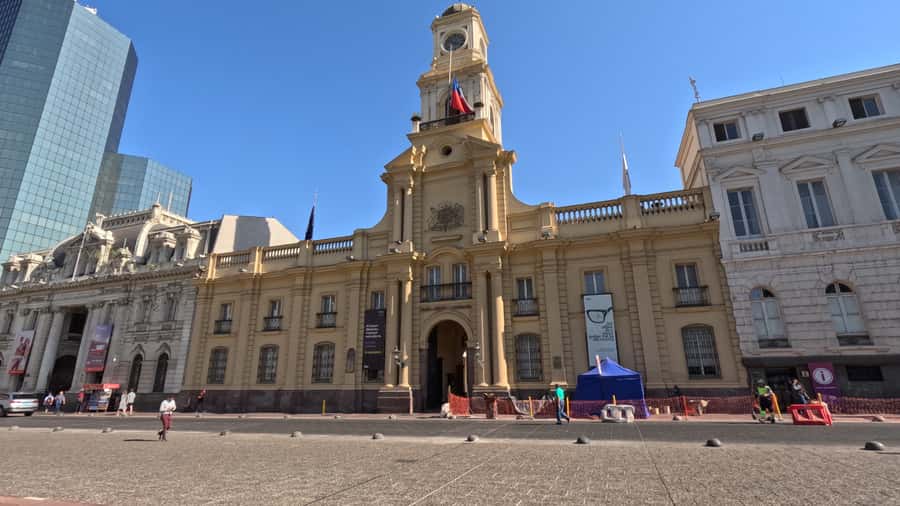 Dia Completo en Santiago: Museo+San Cristobal+City Tour - Morning start: getting oriented with the National Historical Museum
