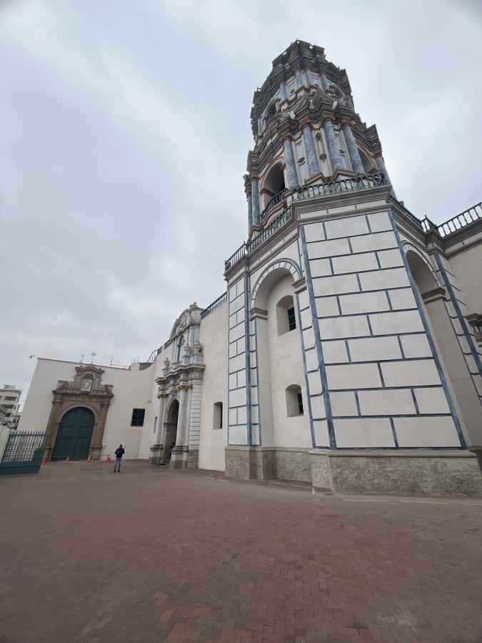 Enjoy Lima Walking Historic Center, Plaza San Martin and Plaza de Armas - Meeting at Gran Hotel Bolívar and starting in Plaza San Martín